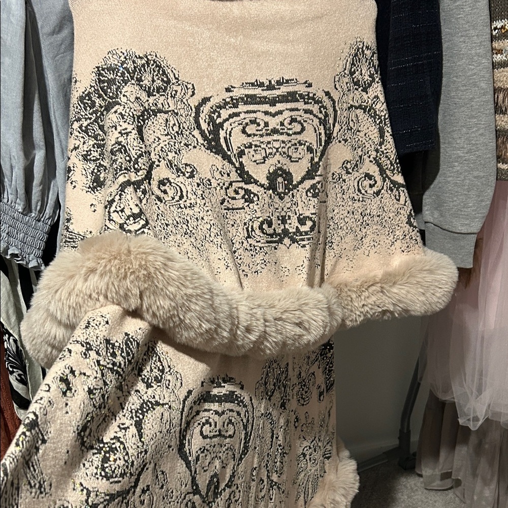 Chic Beige Faux Fur Cape with Floral Accents - Picture 2 of 2
